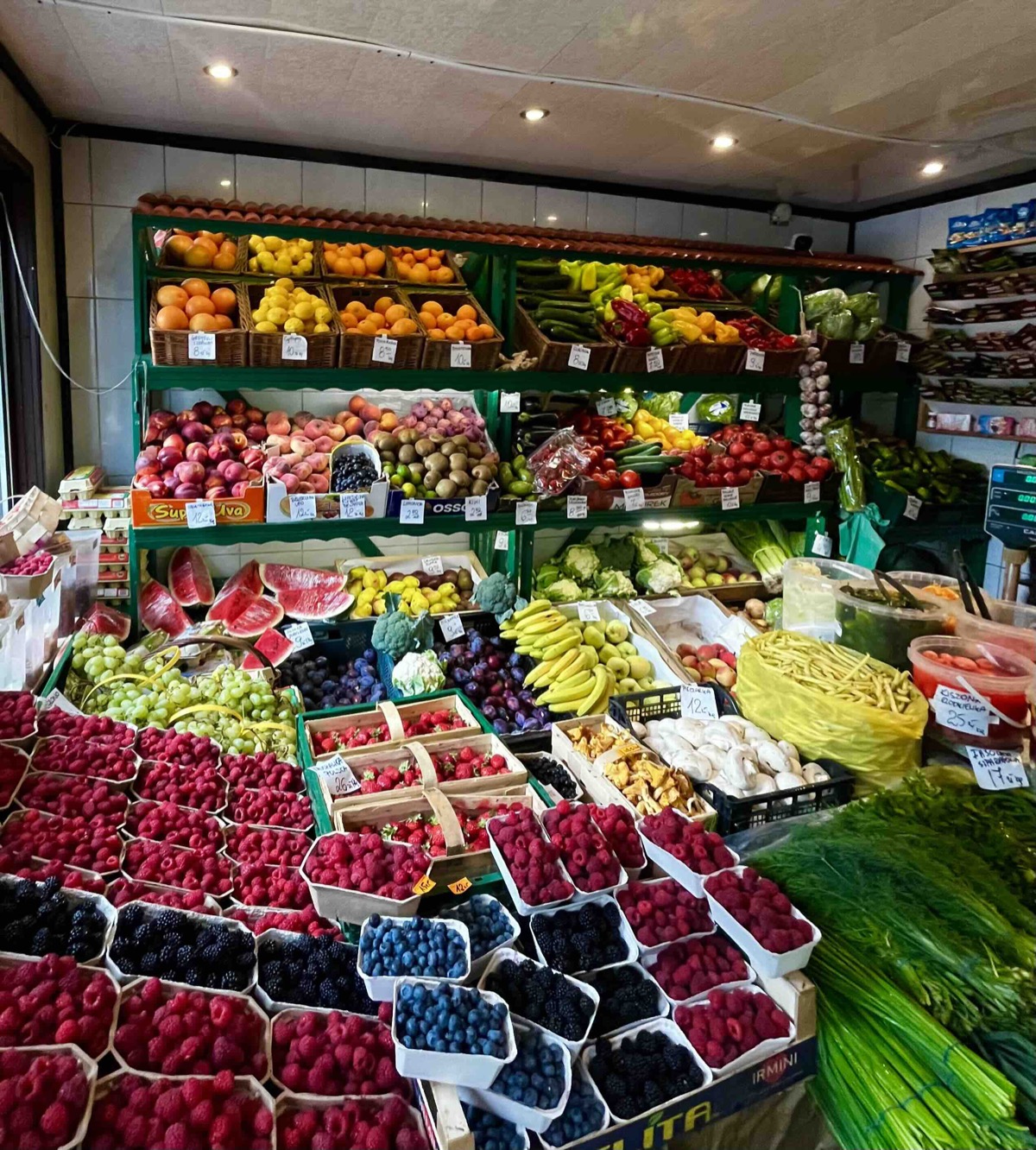 Wnętrze sklepu Owocowy Raj